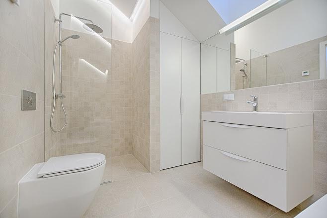4 Tips for Designing a Disabled-Friendly Glass Shower Enclosure